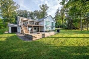 Exterior - Sunnier Daze : Spring Awakens on Lake Michigan – Enjoy the Fresh Lakeside Breeze! (Coloma)