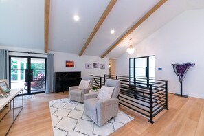 TV, fireplace, table tennis, books - Sunnier Daze : Spring Awakens on Lake Michigan – Enjoy the Fresh Lakeside Breeze! (Coloma)