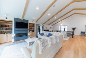 TV, fireplace, ping pong, books