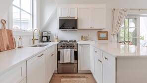 Køleskab, ovn, kogeplade, opvaskemaskine