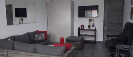 Estudio, 1 habitación, para fumadores, vista a la ciudad | Área de sala de estar