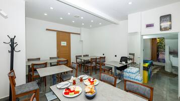Daily to-go breakfast (TRY 100 per person)
