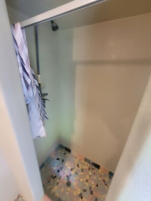 Douche, serviettes fournies, papier toilette
