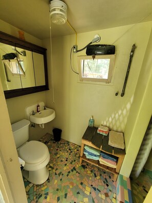 Regadera, toallas, papel de baño 