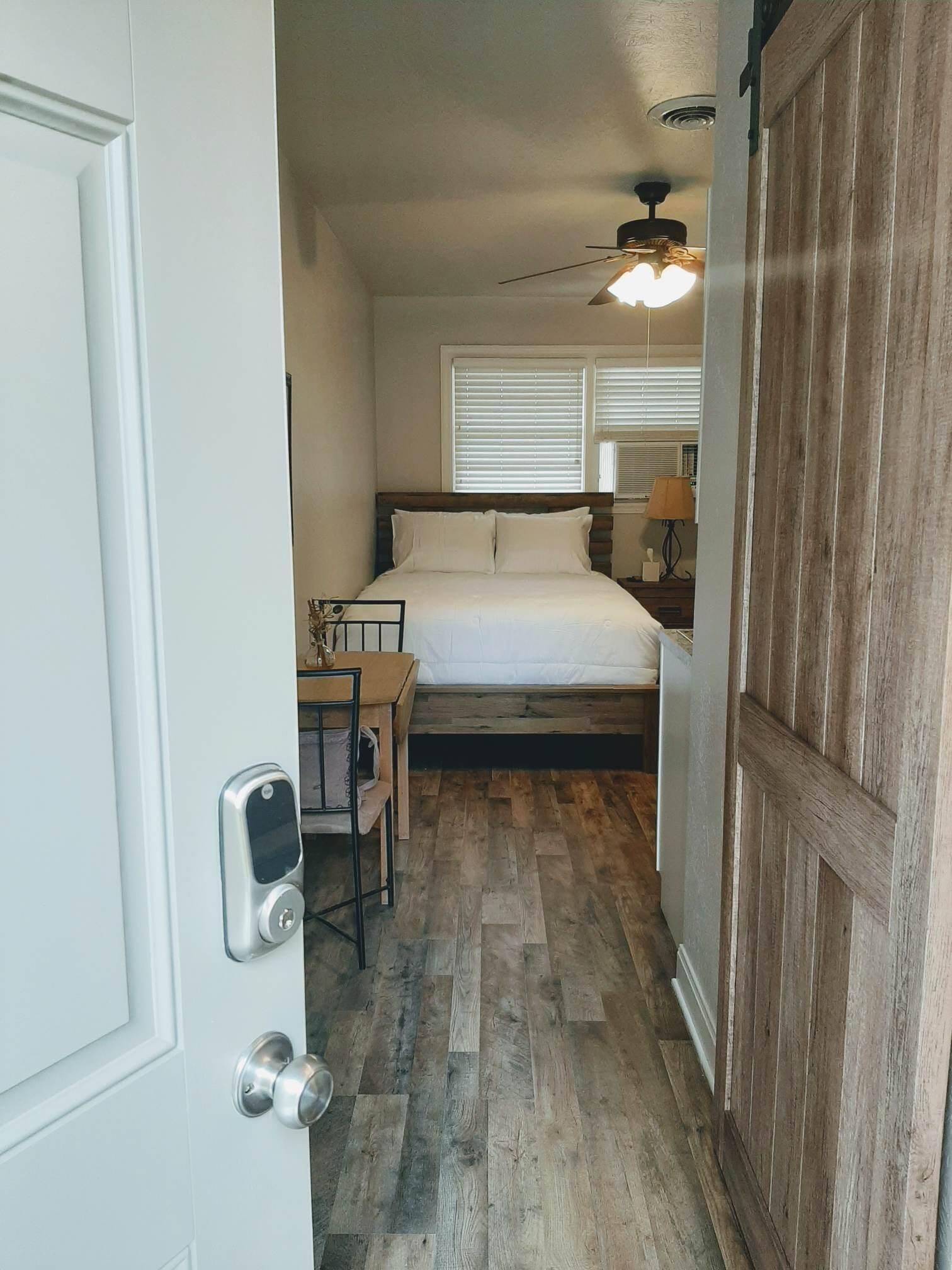 1 habitación, tabla de planchar con plancha, wifi gratis y ropa de cama 