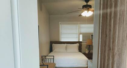 Peaceful Studio for Couples or Business Travel Queen bed, Roku TV, good Wi-Fi.