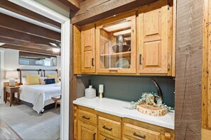 6 bedrooms, free WiFi, bed sheets