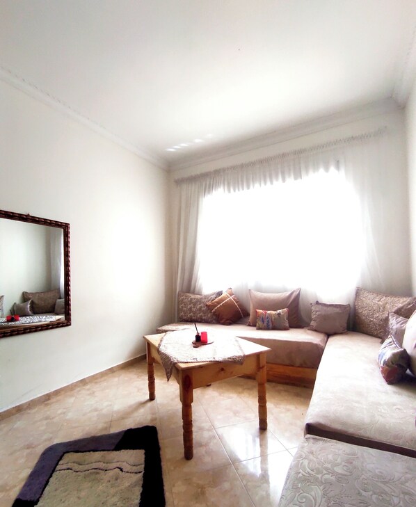 Living area - Tangier Berber Hideaway : Private Room , 10 minutes from the city center (Tangier)