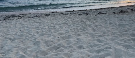 在海滩、沙滩椅、沙滩毛巾
