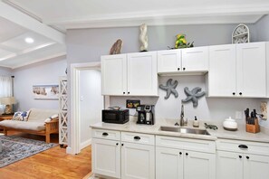 Interior - Brice Sea Shell Stay - charming Jekyll Island duplex short walk to beach (Jekyll Island)