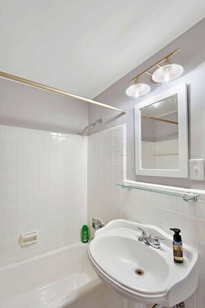 Regadera, secadora de cabello, toallas, papel de baño