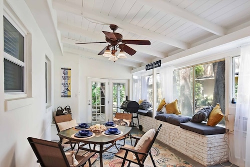 Brice Sea Shell Stay - charming Jekyll Island duplex short walk to beach