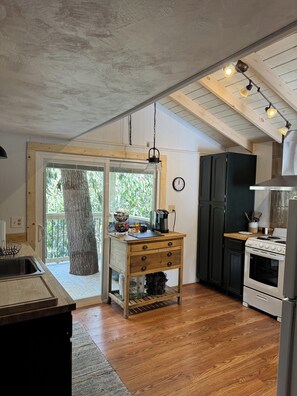 Private kitchen - A-frame Blue Ridge Parkway Cabin - Treehouse porch (Newland)