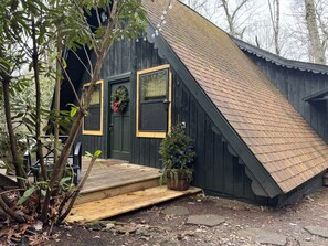 Exterior - A-frame Blue Ridge Parkway Cabin - Treehouse porch (Newland)
