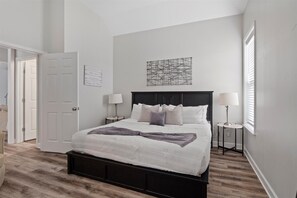 4 slaapkamers, een bureau, een strijkplank/strijkijzer, gratis wifi