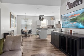 Smart TV, chimenea y libros 