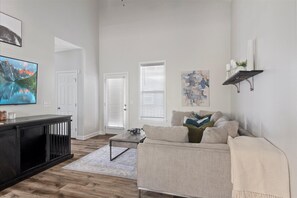 Smart TV, chimenea y libros 