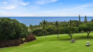 Ein Golfplatz mit Blick auf den Ozean.