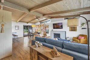 Fernseher, Kamin, Videospiele, Tischfußball