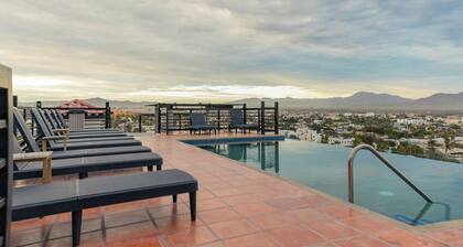 New studio with amazing rooftop view, pool and gym, 5 min away from nightlife