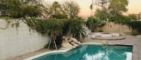 Una piscina al aire libre