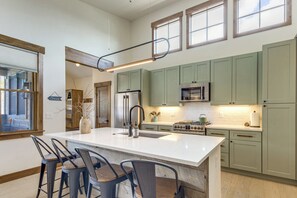 Fridge, microwave, stovetop, dishwasher - Mountain Views: Luxurious Grand Lake Escape! (Grand Lake)