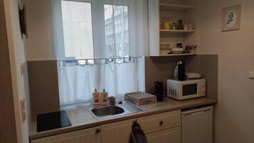 Mikrowelle, Herdplatte, Wasserkocher mit Kaffee-/Teezubehör