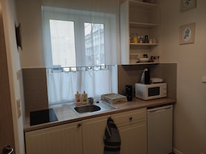 Micro-ondas, cooktop, cafeteira/chaleira, chaleira elétrica