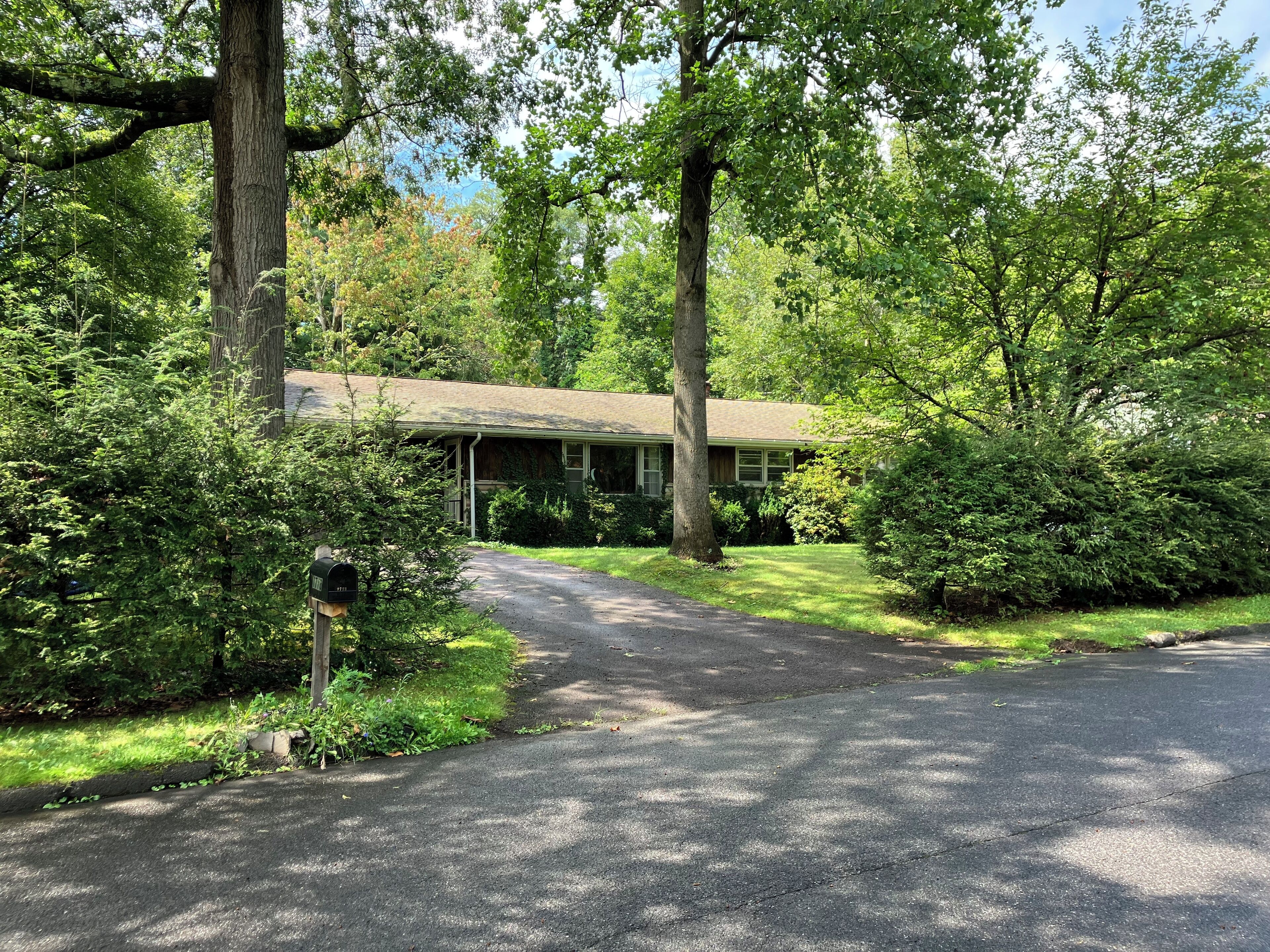 4 bed 2 bath Mid century modern in Vallamont, 10 mins from Lamade Stadium.