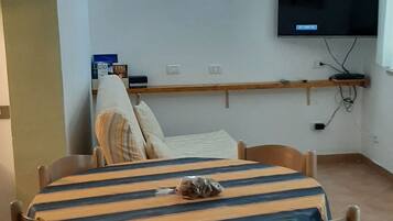 Villa, 2 Bedrooms, Accessible, Smoking | Interior