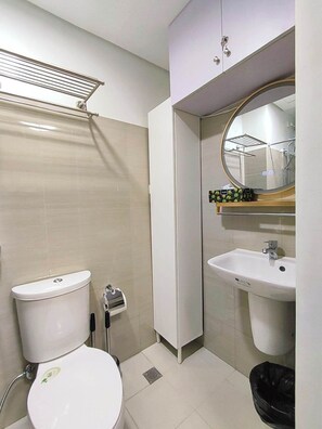 Regadera, bidet, toallas, papel de baño 