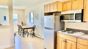 Een koelkast, een magnetron, een oven, een kookplaat