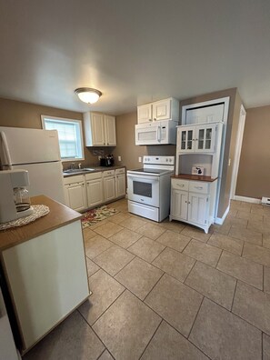 冷蔵庫、電子レンジ、オーブン、コンロ