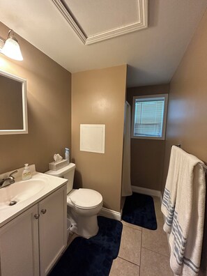 Un baño con lavamanos, inodoro y ventana.