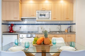 Réfrigérateur, four à micro-ondes, un four, surface de cuisson