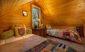 2 bedrooms, free WiFi, bed sheets - "Peace & Quiet", Nature's Retreat, 50 yds from Trailhead, Wildlife Galore (Cloudcroft)
