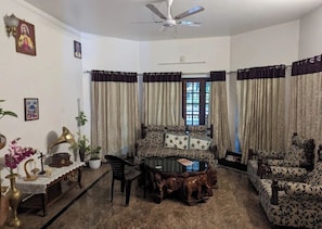 TV - Charming 3-bedroom villa in enchanting Athirampuzha with WiFi, AC (Athirampuzha)