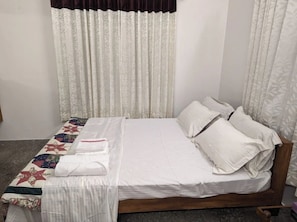 3 bedrooms, iron/ironing board, WiFi, bed sheets - Charming 3-bedroom villa in enchanting Athirampuzha with WiFi, AC (Athirampuzha)