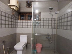 Shower, hair dryer, towels, soap - Charming 3-bedroom villa in enchanting Athirampuzha with WiFi, AC (Athirampuzha)