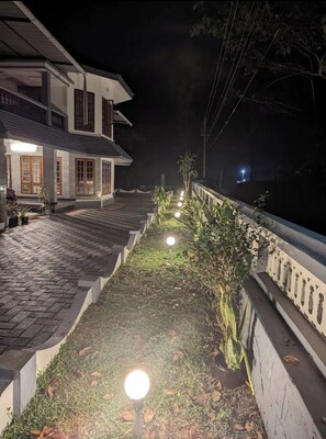 Property grounds - Charming 3-bedroom villa in enchanting Athirampuzha with WiFi, AC (Athirampuzha)