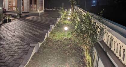 Charming 3-bedroom villa in enchanting Athirampuzha with WiFi, AC