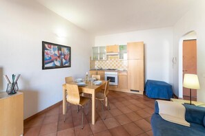 Apartemen, 1 kamar tidur, balkon | Tempat makan