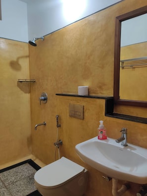 House, 2 Bedrooms, Smoking, Balcony | Bathroom - Wari- 1km To Rock Beach (Puducherry)