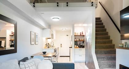 Renovated Spacious Loft with Pool & Mountain View