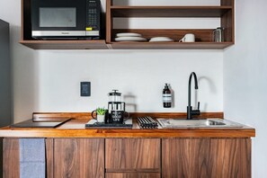 Refrigerador, microondas, parrilla de estufa y cafetera y tetera 