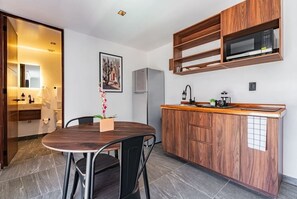 Kühlschrank, Mikrowelle, Herdplatte, Wasserkocher mit Kaffee-/Teezubehör