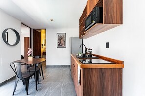 Refrigerador, microondas, parrilla de estufa y cafetera y tetera 