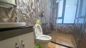 独立的浴缸和淋浴、大花洒淋浴喷头、免费洗浴用品、吹风机