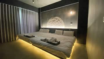 Gallery Quadruple Room | 5 bedrooms, down comforters, soundproofing, free WiFi