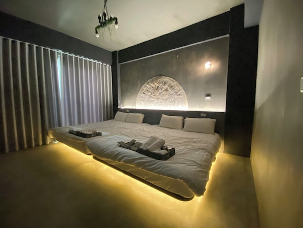 Gallery Quadruple Room | Down comforters, soundproofing, free WiFi